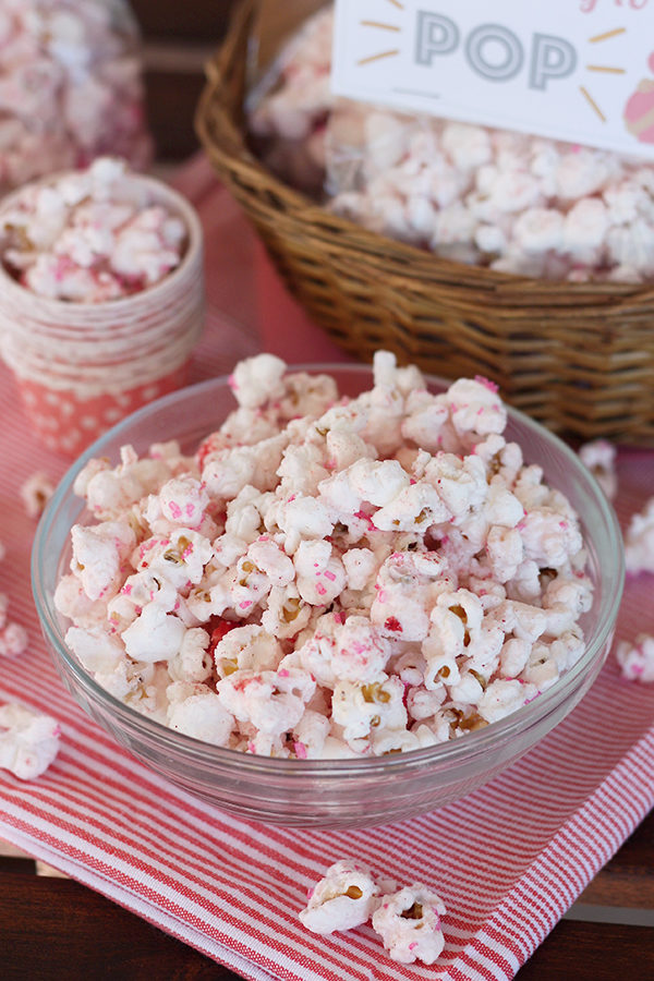 Can somebody please make this <a target="_blank" href="http://www.ericasweettooth.com/2015/11/strawberry-shortcake-popcorn.html">strawberry shortcake popcorn</a> for me right now?