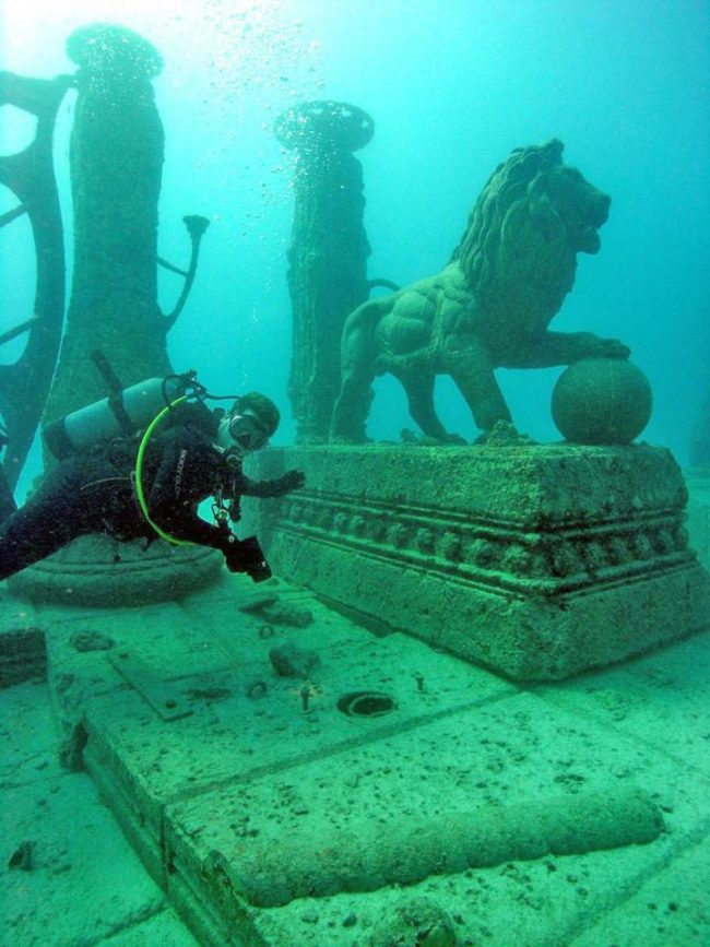 This man-made reef is the first graveyard to be completely submerged under water.