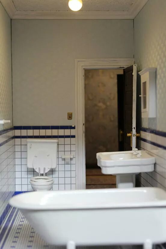 And check out the real tiling in the bathroom!