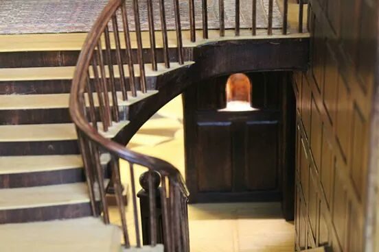 I seriously would have no idea that this staircase was in a dollhouse if I saw it out of context.