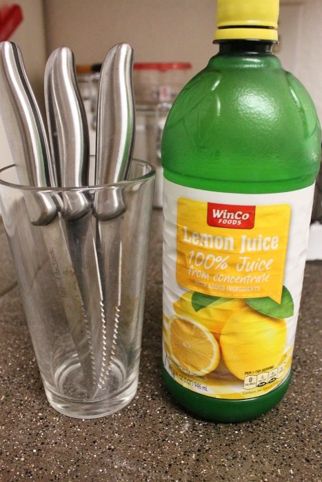 Lemon juice removes <a target="_blank" href="http://fabulesslyfrugal.com/diy-rust-stain-removal/">rust stains</a> from steak knives fast -- just soak them in it for a few minutes.