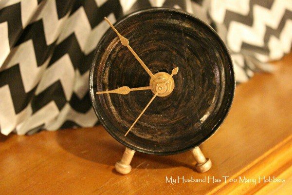 Transform an empty tin can into a working <a href="http://myhusbandhastoomanyhobbies.com/2015/08/make-time-for-upcycle.html#.VgmKn2RVhBd" target="_blank">clock</a>.