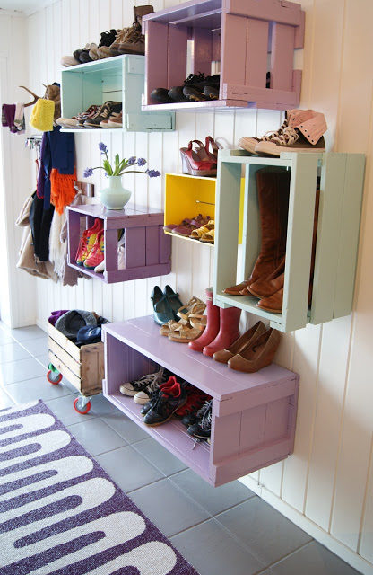 Reuse empty wooden crates as a colorful <a href="http://theverden.blogspot.com/2010/12/rom-for-rom-barnehageinngangen.html" target="_blank">shelving alternative</a>.