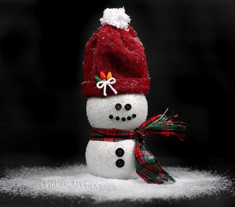 It's never too early to start decorating for Christmas. These <a href="http://www.thekimsixfix.com/2015/11/pomegrante-juice-bottle-snowman.html" target="_blank">juice bottle snowmen</a> should do the trick. 