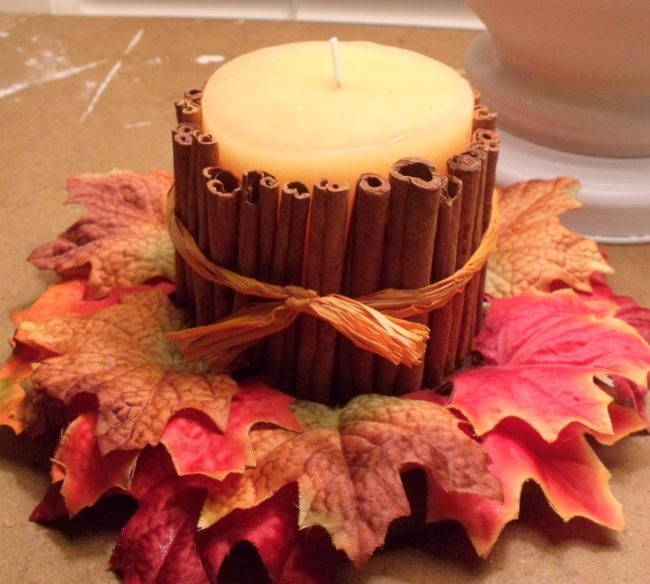 Surround a vanilla candle with cinnamon sticks to create this <a href="http://www.budgetbridesguide.com/cinnamon-stick-candle-holder-centerpieces" target="_blank">festive centerpiece</a>. 