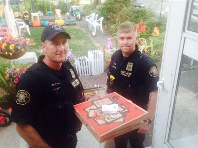 A Pizza Hut driver got into a car accident, so these men <a target="_blank" href="https://funnymodo.com/acts-of-kindess/">delivered the pizza</a> for him.