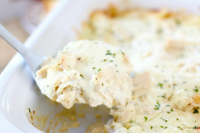 This <a target="_blank" href="http://www.thecountrycook.net/2016/08/crock-pot-chicken-alfredo-lasagna.html">chicken Alfredo lasagna</a> will make all your guests drool.