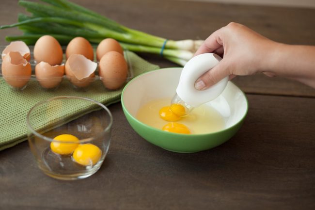 Separating yolks from egg whites can be a sticky mess, but not with this <a href="https://www.amazon.com/gp/product/B00B3YJHEC/?_encoding=UTF8&tag=vira0d-20" target="_blank">yolk extractor</a>!