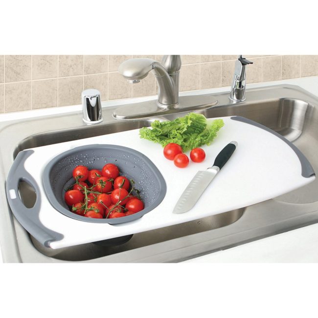 Cut down on the mess in your kitchen sink with this <a href="https://www.amazon.com/gp/product/B0024VFMUQ/?_encoding=UTF8&amp;tag=vira0d-20" target="_blank">strainer/cutting board combo</a>.