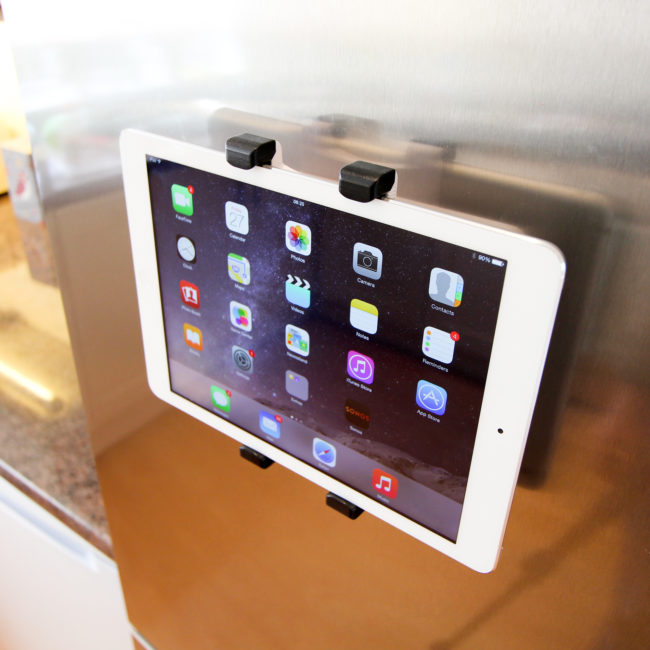 Follow a recipe on your iPad without getting the device messy with this <a href="https://www.woodforddesign.com/products/fridgepad-2" target="_blank">fridge clip</a>.