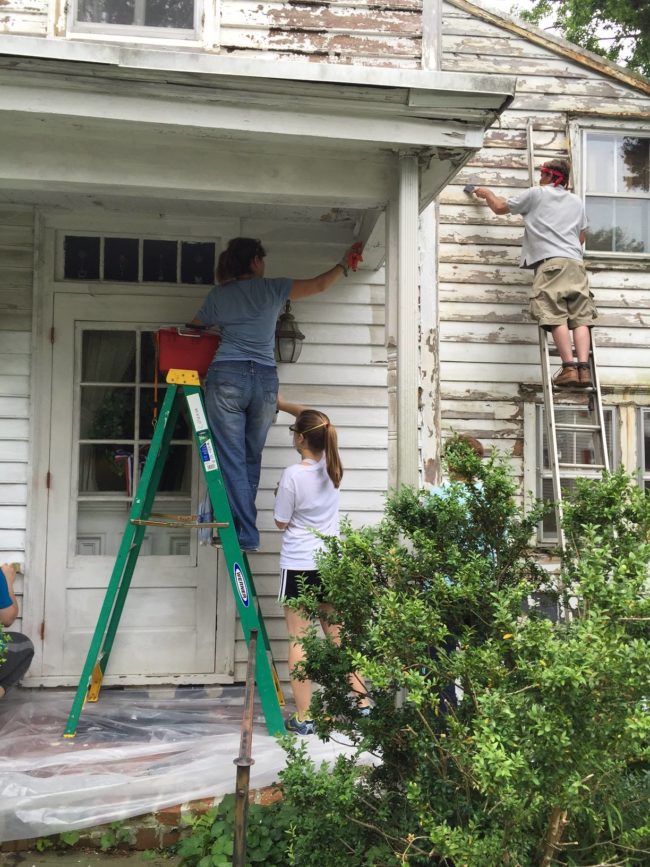 Even more inspiring was that the once-secluded homeowner began spending time with the volunteers and opening up to them. She also offered them baked goods and freshly squeezed orange juice for all their hard work.