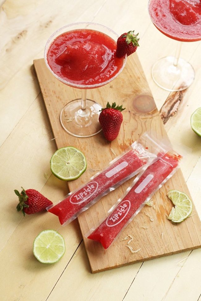 Eliminate the struggle of opening store-bought popsicles by using these <a href="https://www.amazon.com/gp/product/B00CE1PQDE/?_encoding=UTF8&amp;tag=vira0d-20" target="_blank">reusable zipper pouches</a>.