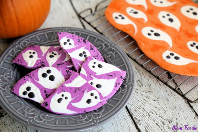 There are only a few days left to make this <a href="http://blommi.com/halloween-ghost-chocolate-bark-diy-halloween-candy/" target="_blank">ghost bark</a>! Luckily, you only need three ingredients.