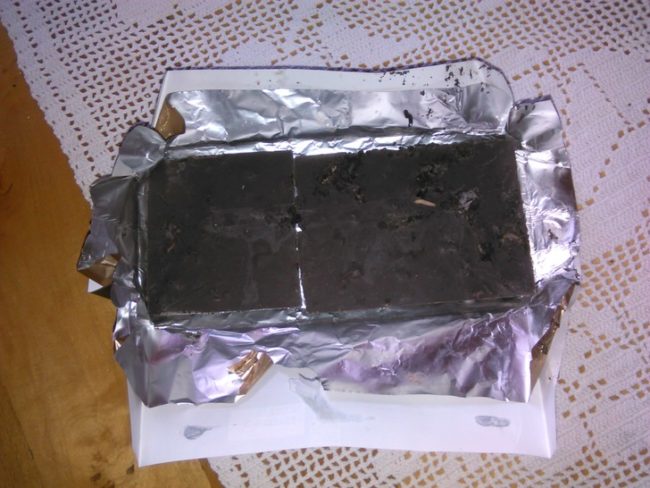 Redditor <a href="https://www.reddit.com/user/SandpaperThoughts" class="author may-blank id-t2_pnayr" target="_blank">SandpaperThoughts</a> posted these skin-crawling pictures of worms throughout the nine chocolate bars shipped to their house.