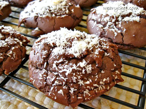 The pairing of dark chocolate and coconut make these <a href="http://wearychef.com/chocolate-mounds-cookies/" target="_blank">Mounds cookies</a> delectably delicious.