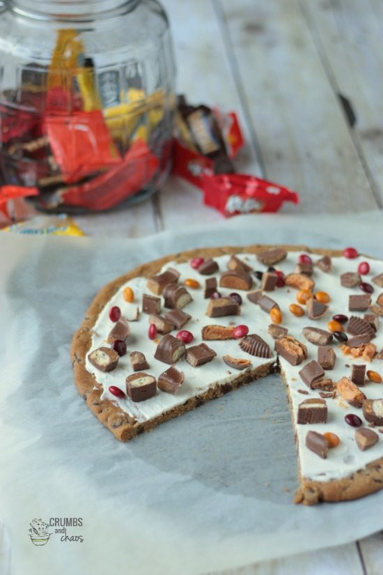 Cut a slice of this yummy <a href="http://www.crumbsandchaos.net/2013/10/trick-treat-dessert-pizza/" target="_blank">candy-topped dessert pizza</a>.