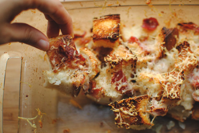 <a href="http://www.coffeelightandsweet.com/2013/01/drunken-cheesy-bread.html#.WBUonpMrJD2" target="_blank">Drunken cheesy bread</a> gives wine and cheese a new spin.