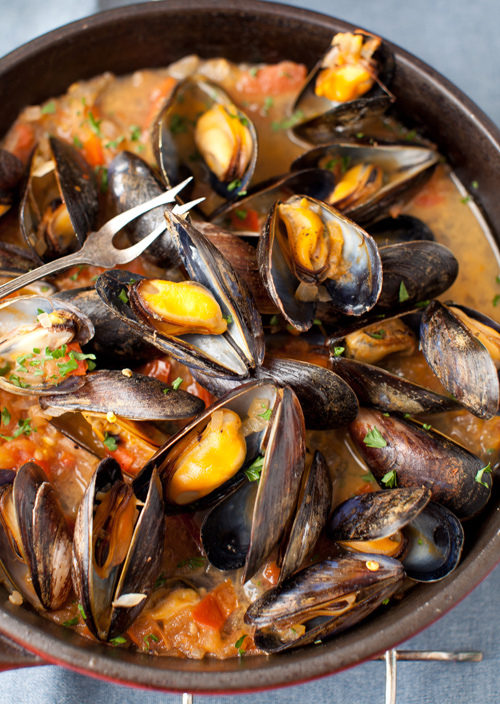 <a href="http://www.melangery.com/2012/02/mussels-in-white-wine-sauce-with-onions.html" target="_blank">Mussels</a> and white wine make the perfect pair.