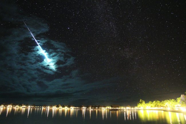 This phenomenon that occurred over Bora Bora may have been a <a href="https://en.wikipedia.org/wiki/Satellite_flare" target="_blank">satellite flare</a>.