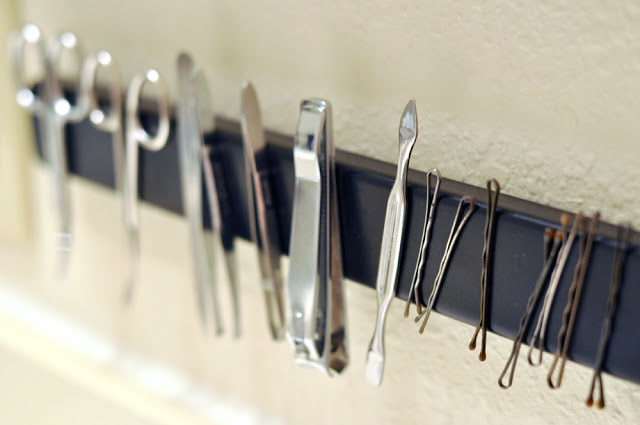 Keep your bathroom items in line and never lose a bobby pin again with this awesome <a href="http://www.darkroomanddearly.com/blog/rkroomanddearly.com/2012/05/diy-magnetic-bathroom-rack.html" target="_blank">magnetic rack</a>.