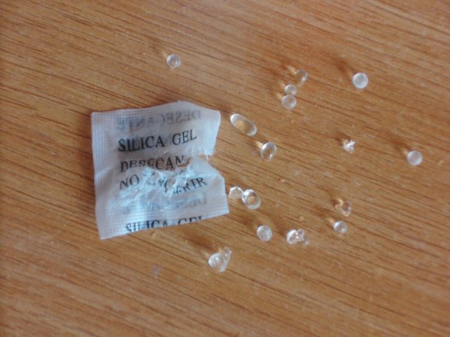 Most of us simply toss silica gel packets in the trash, but we've found 17 clever ways to use them around the house. From drying out a cell phone to preserving holiday ornaments, these are life hacks you can really use. Best of all, they're free!