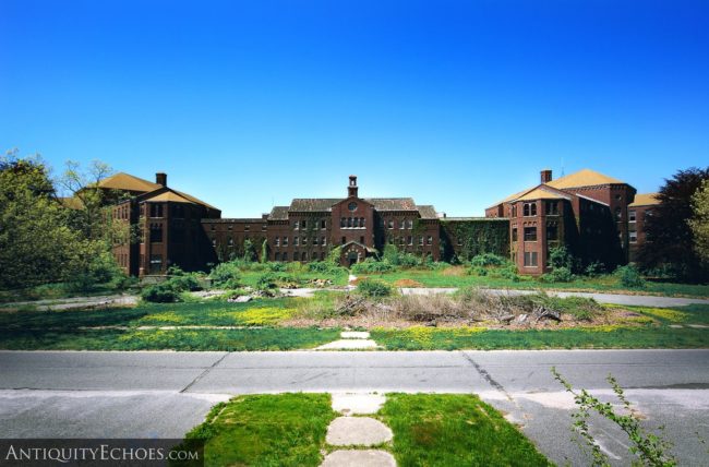 <a href="https://antiquityechoes.blogspot.com/p/welcome-to-antiquity-echoes.html#.WBfKUfkrKUk" target="_blank">Antiquity Echoes</a>, a group of filmmakers, photographers, and authors, photographed Pilgrim State Hospital in 2011. It was a gorgeous, sunny day outside, but the inside told a different story.