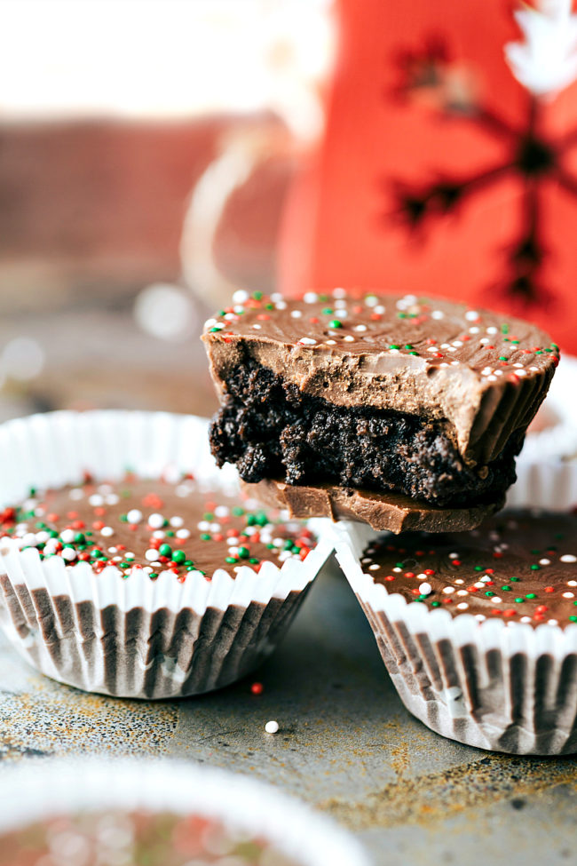 And <a href="http://www.chelseasmessyapron.com/thin-mint-oreo-cups-2-ways/" target="_blank">thin mint Oreo cups</a> are Santa's dream come true.