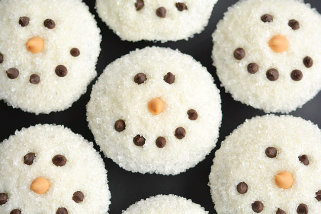 These <a href="http://onelittleproject.com/easy-snowman-cupcakes/" target="_blank">snowman cupcakes</a> are almost too cute to eat!