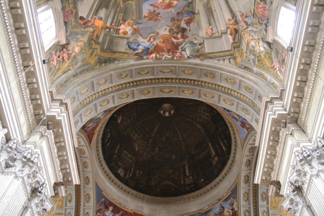 That's right. This ceiling is completely flat. It's not a dome at all, just a 17-meter circular painting.